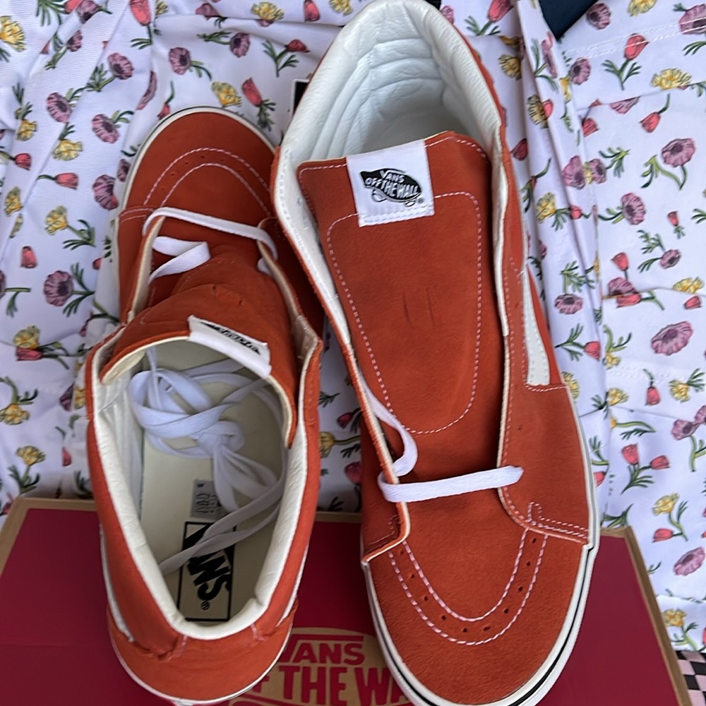 Vans WMNS Sk8-Hi
Color Theory Burnt Ochre
VN0005U9GWP
Sneakers - Picture 13 of 16